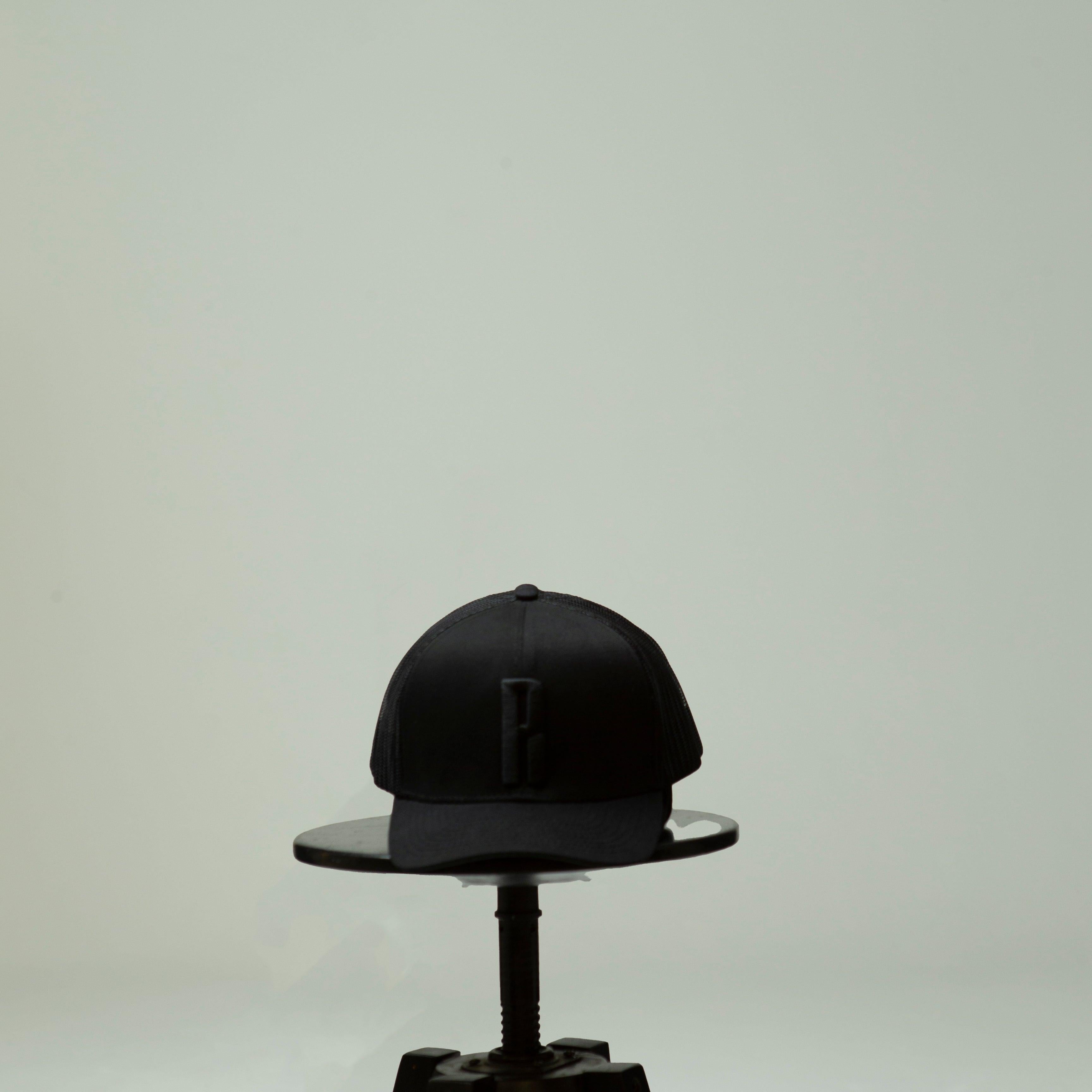 BLACK ROUH TRUCKER HAT
