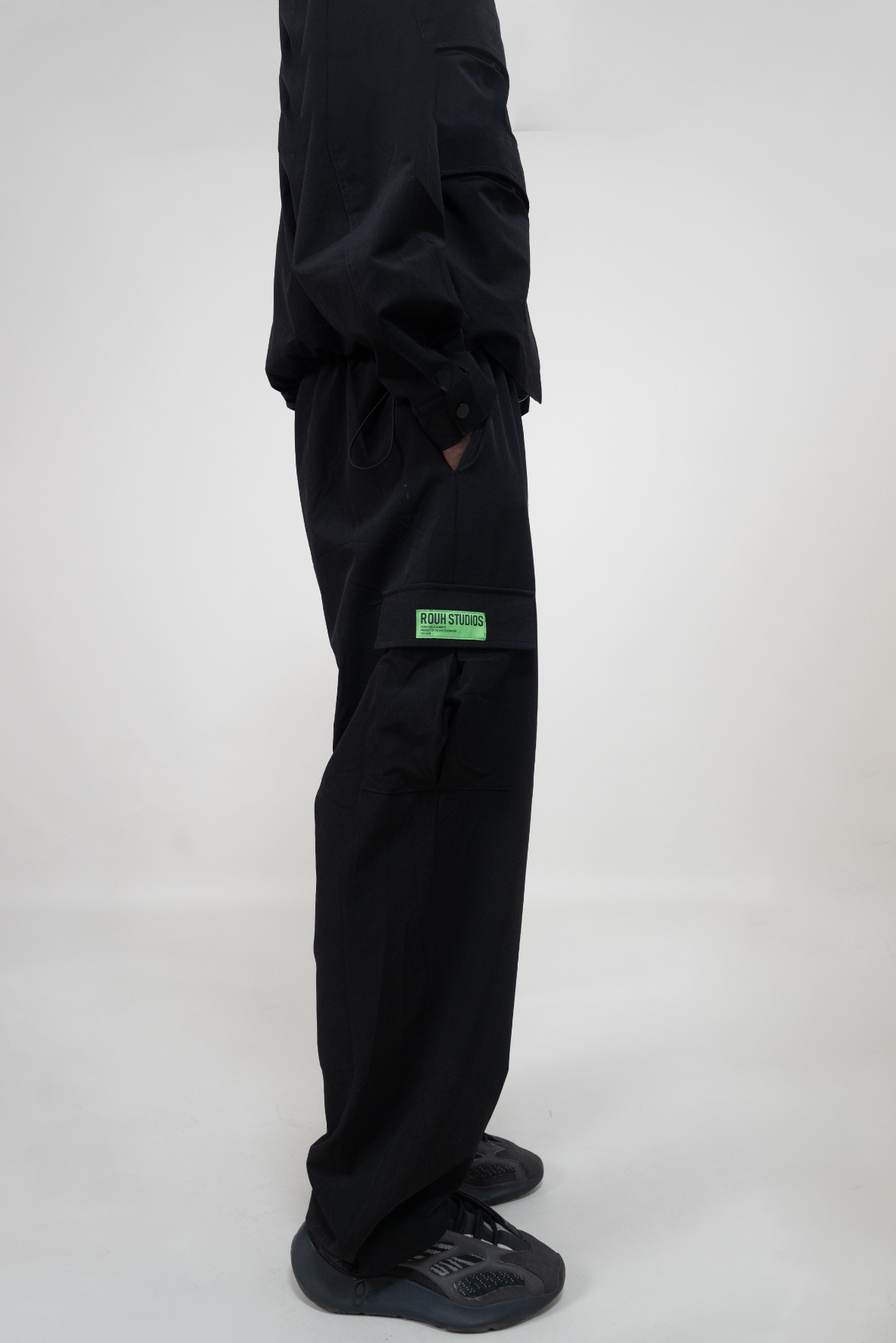 ROUH - RELAXED TECHNICAL CARGO PANTS - BLACK